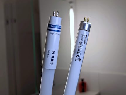 Links die neue LED-Röhre, rechts die alte T5-Leuchtstoffröhre.