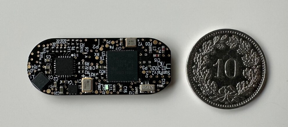 Links unten ist der Superkondensator zu sehen, in der rechten Hälfte das «Gehirn» des UV-Sensors von sun-a-wear.