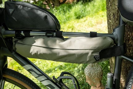 Schwere Ausrüstungsteile wie Werkzeuge finden im Midloader ihren Platz, um den Schwerpunkt möglichst zentral zu halten. Im Bild die 4,5-Liter-Variante.
