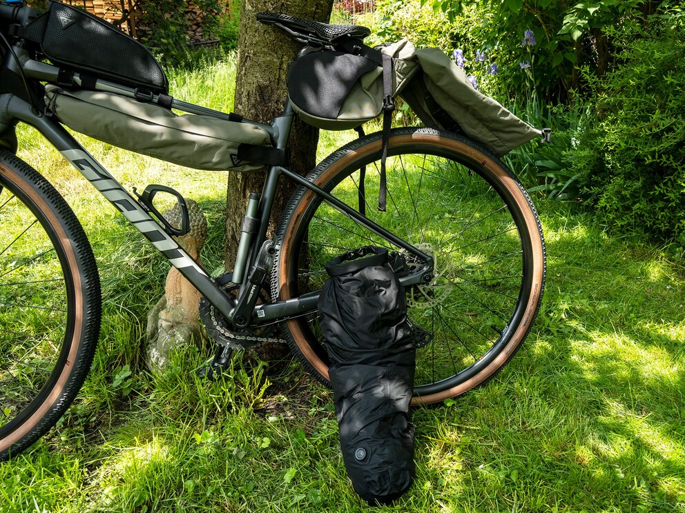 The holster of the Topeak Backloader stays fixed to the gravel bike while the dry bag is removed. This is the model with 15 litres and a maximum load of five kilos.