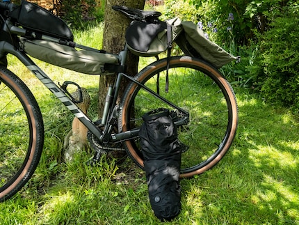 Das Holster des Topeak Backloader bleibt fix am Gravelbike, während der wasserdichte Packsack herausgenommen wird. Hier handelt es sich um die Variante mit 15 Litern und maximal fünf Kilo Zuladung.
