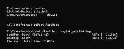 Le flash du fichier boot.img patché à l’aide de la console Windows et ADB.