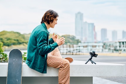 C'est le groupe cible du Sony ZV-1 II : les débutants en vlogging qui veulent plus de possibilités et de contrôle que ce qu'un smartphone pourrait offrir.