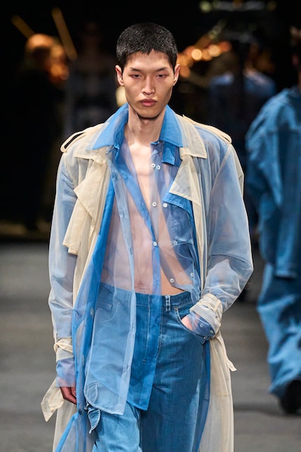 Questo look di Act N1 ricorda le sculture tessili dell'artista Do-Ho Suh.
