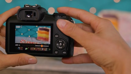 L'écran arrière du R100 est fixe et n'a pas de fonction tactile.