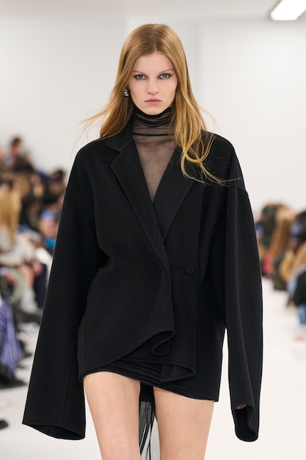 C'è un tocco di trasparenza da Givenchy.