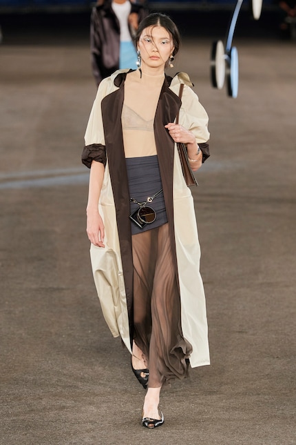 Questo look di Tory Burch combina diversi elementi trasparenti.