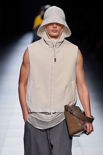 Puoi creare dimensioni tessili eccitanti con diverse lunghezze di orlo, come qui da Dior Men.