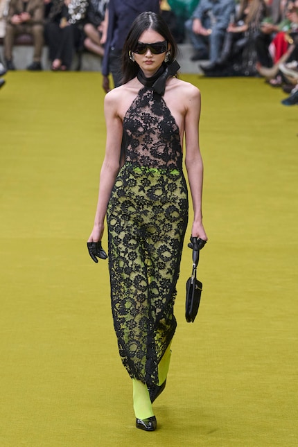 Extravagant: Bei Gucci werden neongrüne Strümpfe mit einem schwarzen Maxi-Spitzenkleid kombiniert.