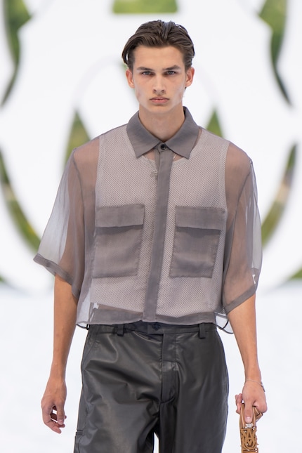 Una camicia trasparente sopra una canotta bianca, come quella vista qui su Amiri, è semplice ma efficace.