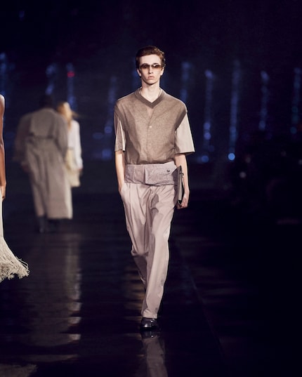 Die Transparenz macht diesen fast schon biederen Look von Boss modern.