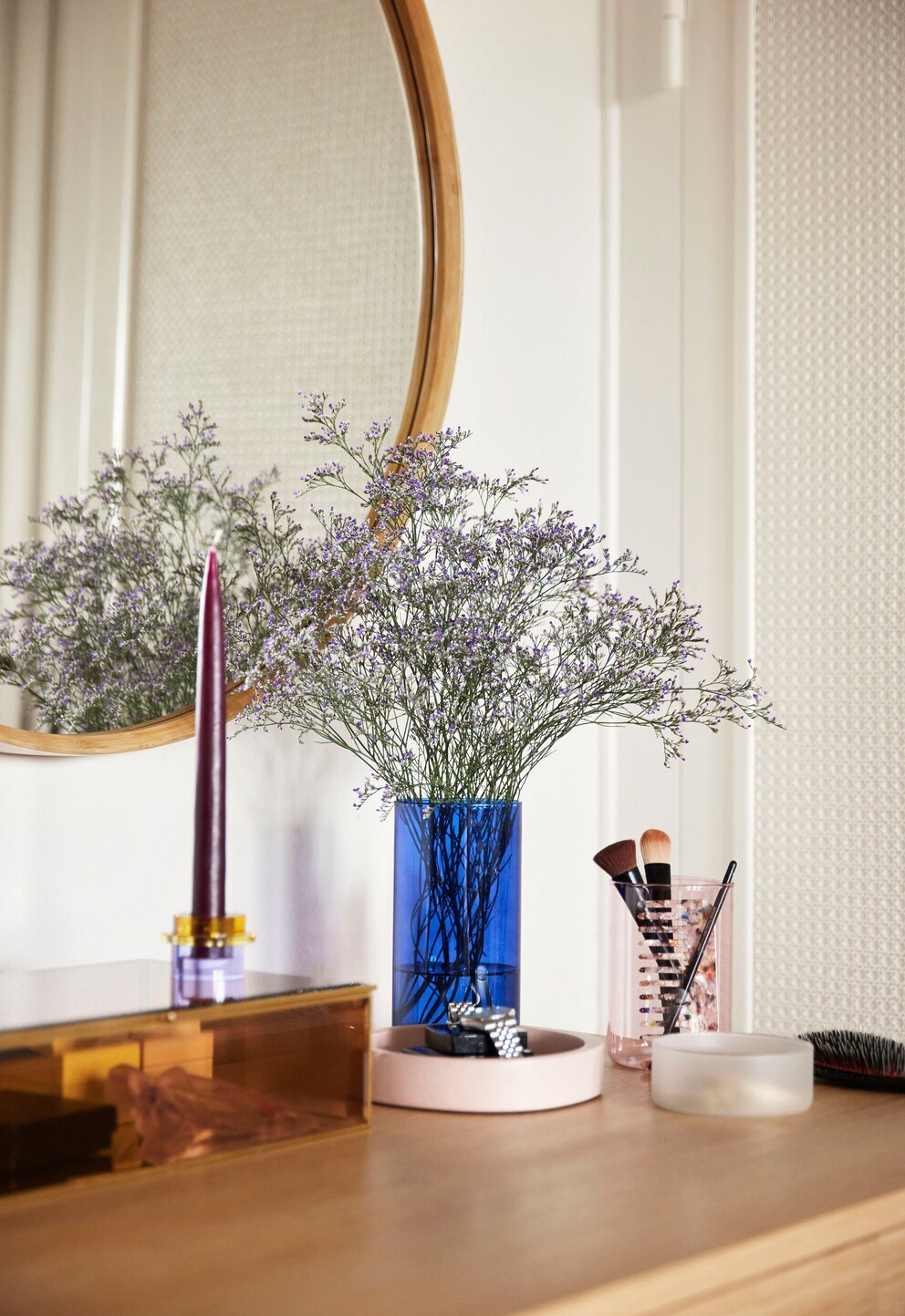 Le bleu du pot en verre « Kamilla » brille plus que le bouquet.