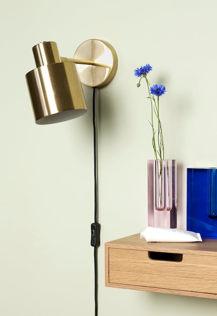 Eine eingefärbte Blume im Yves-Klein-Blau zieht garantiert Blicke auf sich.