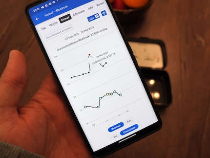 Dans l'application, la pression artérielle est analysée et les valeurs sont enregistrées.