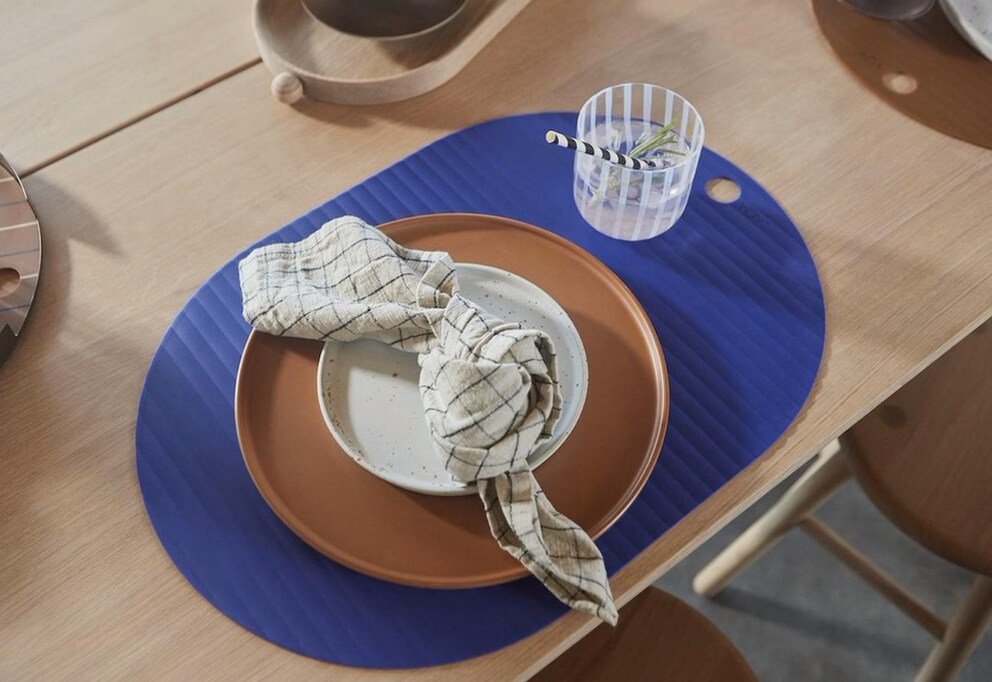 Le bleu s’intègre parfaitement dans les décors avec des tons terracotta.