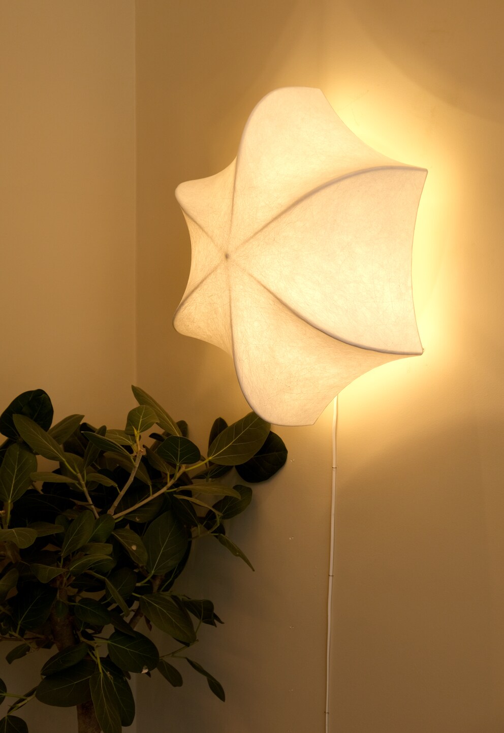 Die Lampe «Poem» sorgt für sanftes Licht. Gibt's für die Wand oder die Decke.