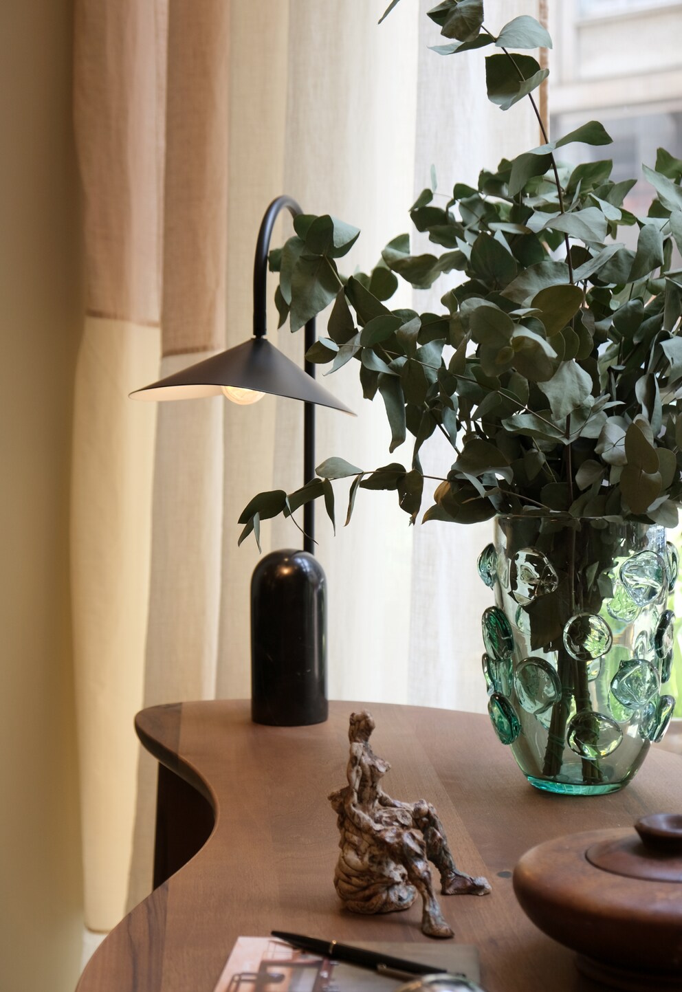 Tischlampe «Arum» schirmt Licht ab und lenkt es nur in eine Richtung. Sie ist auch als Stehlampe erhältlich.