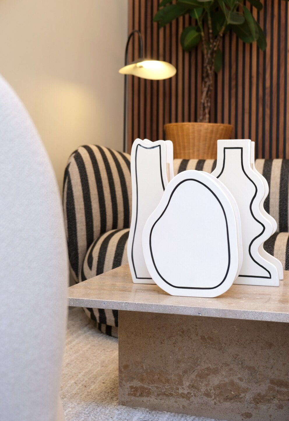 Das Design «Paste» wirkt von vorne komplett eindimensional, ist aber eine skulpturale Vase.
