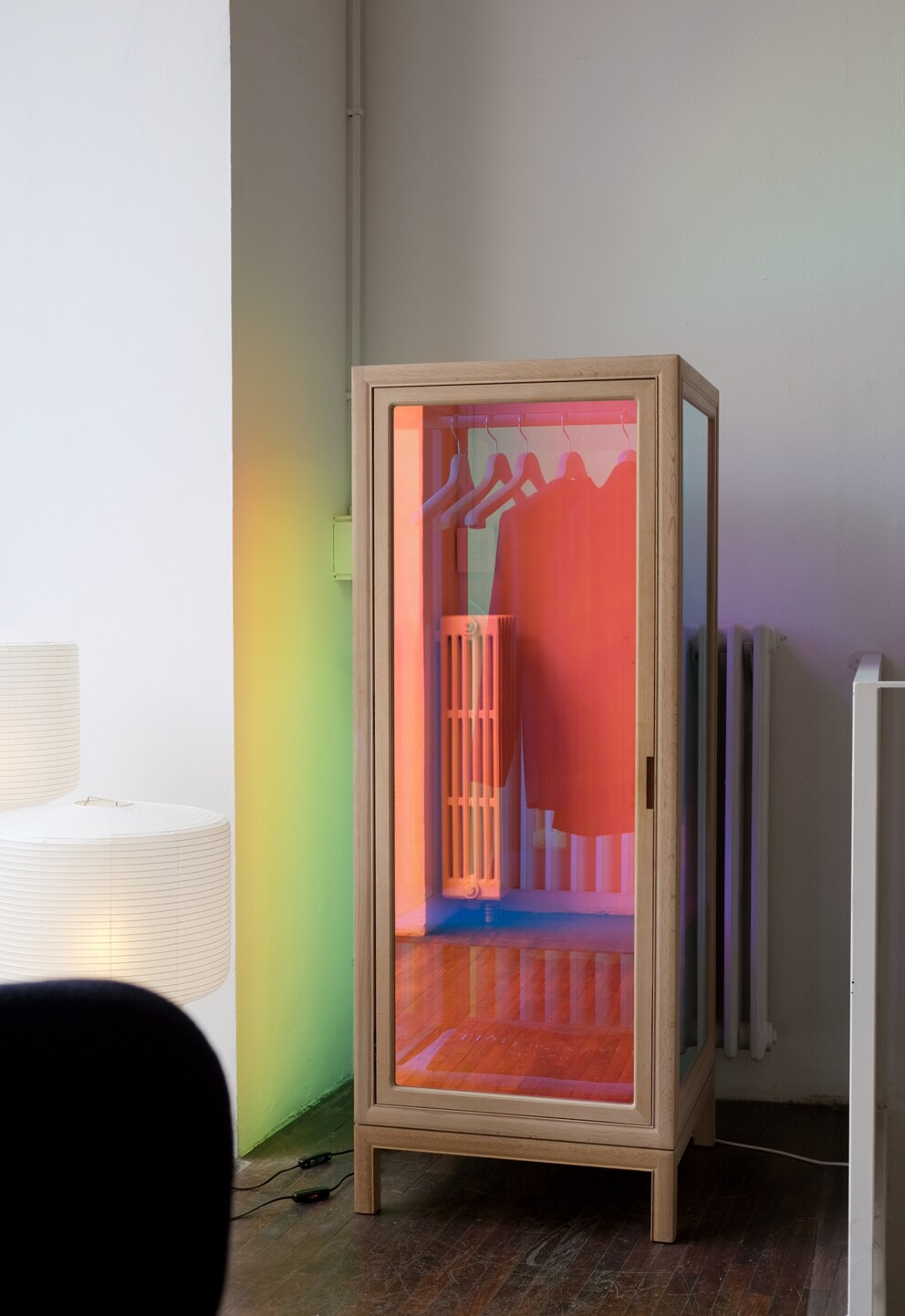 Der Kleiderschrank «Jacket in the Rainbow» von Time & Style soll den Eindruck eines Regenbogens erwecken.