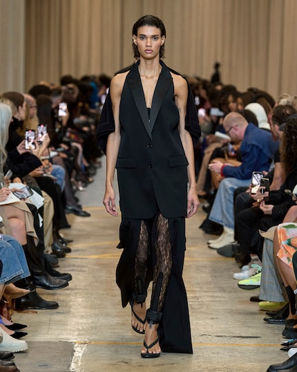 Qui aurait cru que les tongs pouvaient être aussi élégantes qu’ici chez Burberry ?