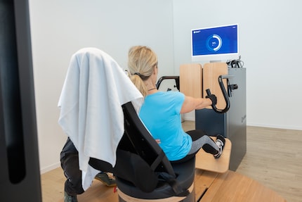 Fixiert auf den Kreis: Der Monitor zeigt mir an, wie stark ich ziehe.