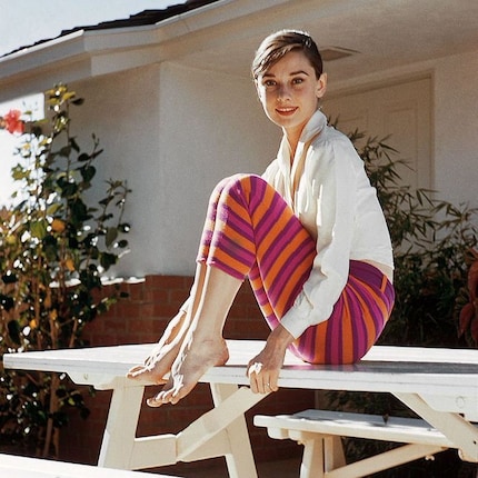 Audrey Hepburn in bunt gestreifter Caprihose.