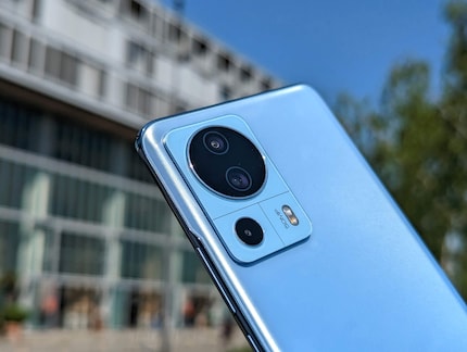 Le 13 Lite est un téléphone léger et fin qui tient bien dans la main.