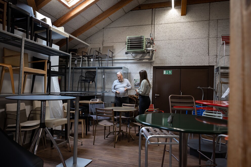 Manufakt has added a copper and brass finish to the tubular steel frames of the «Model 7» and «Model 10» slatted chairs.