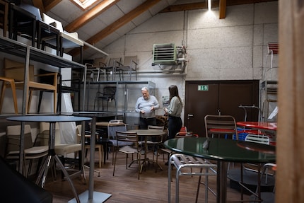 Manufakt has added a copper and brass finish to the tubular steel frames of the «Model 7» and «Model 10» slatted chairs.