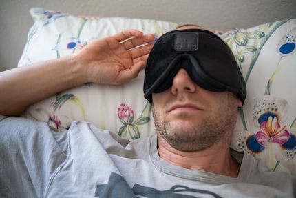 La maschera per dormire di Livoo è piacevolmente soffice sulla pelle, ma continua a scivolare.