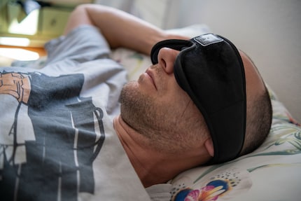 Non sono così rilassato come nella foto quando ascolto la musica con la maschera per dormire di Livoo. Il suono è terribile.