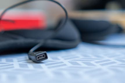 Perché ancora questo micro-USB? Ho una teoria: da qualche parte in Cina c'è un magazzino grande come la Svizzera. All'interno sono conservati cavi e porte micro-USB, venduti a prezzi stracciati. Non c'è altro modo per spiegare perché i produttori utilizzano ancora questo standard nel 2023.