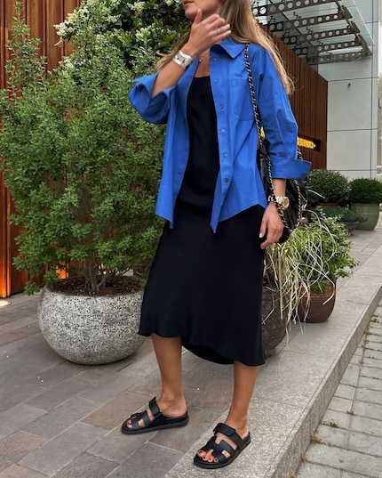 Sogar über einem eleganten Slipkleid macht sich das Hemd gut.