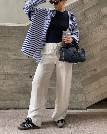 Lässige Kombi: Leinenhose, T-Shirt, Adidas Sambas und eine lockere Bluse.