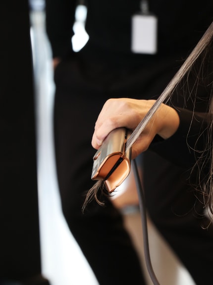 Influencerin @ebruerkut setzt ebenfalls zum Styling an.