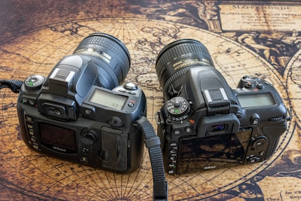 L'età della Nikon D70 (a sinistra) si riconosce dal piccolo schermo. A destra, la Nikon D7500.