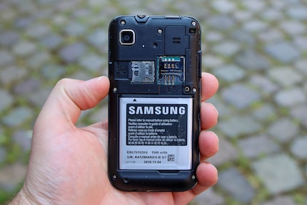 La batteria deve essere estratta per inserire la scheda SIM, ma non per la microSD.