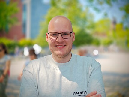 Tech-Youtuber MajorTech als Porträt-Sujet – mit leider etwas künstlicher Unschärfe. 