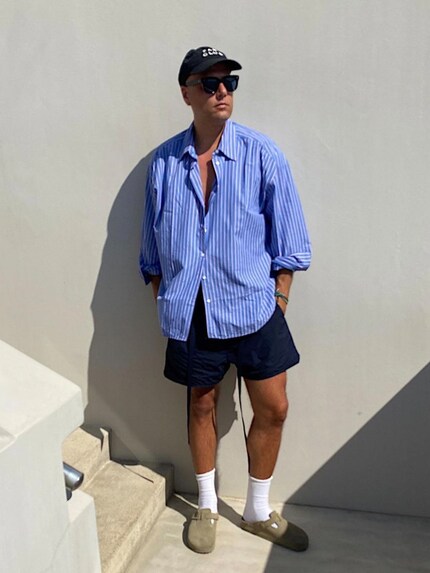Les Birkenstock Bostons et les chaussettes sont un combo très tendance en ce moment.