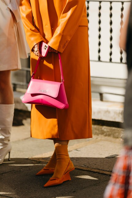 Les chaussettes orange dans un look (presque) monochrome.