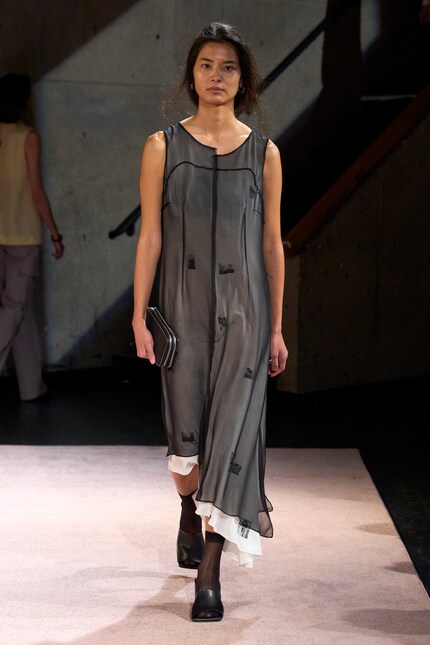 Les chaussettes en maille reprennent subtilement la transparence de la robe.