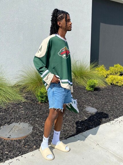 Chaussures de bain et chaussettes blanches - un classique du streetwear.