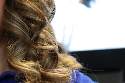 My hair still looks curly. It’ll unravel over the next few hours, with the diameter of the curls widening to form a blowdry hairstyle – much like the ones created with a round brush. This will make the hair fall more gently.