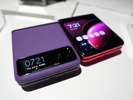La differenza è immediatamente visibile: il Razr 40 ha uno schermo molto piccolo.