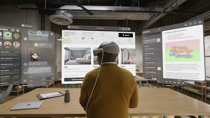 Dans ce bureau, il y aurait de la place pour de vrais écrans. Ainsi, cet homme n’aurait pas besoin de porter un casque toute la journée.