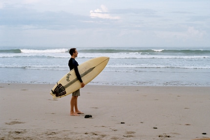 Per immagini di questo tipo, la AE-1 Program dispone di un autoscatto. Poiché non costa tanto, non ho paura di nasconderla dietro una noce di cocco per la successiva sessione di surf.