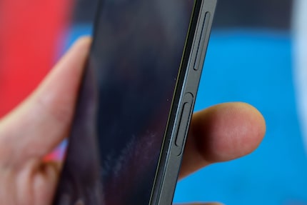 Quando accendi lo smartphone, il dito si trova direttamente sul sensore di impronte digitali.