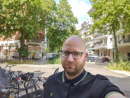 Mi piaccio nel selfie. Lo sfondo mi convince meno.