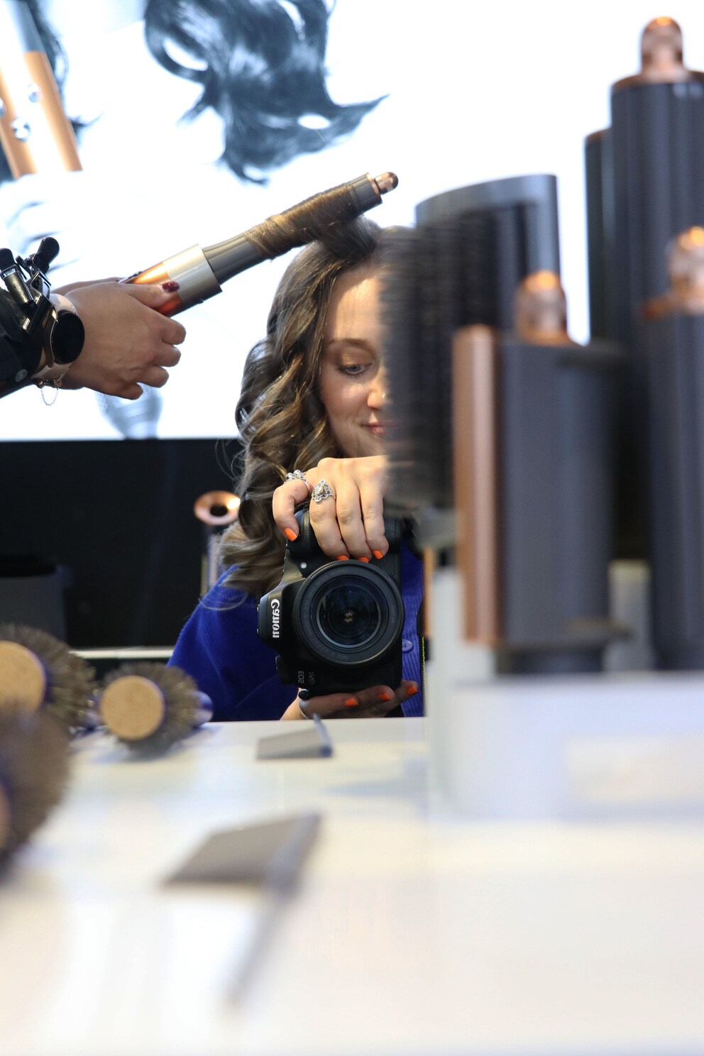 Stylistin Yianna greift für ein Blow-out gerne auf den Dyson «Airwrap» und seine Lockenaufsätze zurück. Aus eigener Erfahrung weiss ich: Damit geht's schnell!