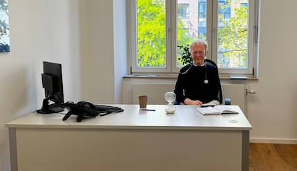 Il Prof. Raedler nel suo studio. La gastroenterologia non è molto portata per le decorazioni.